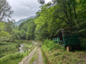 The path alongside the Sanagra stream