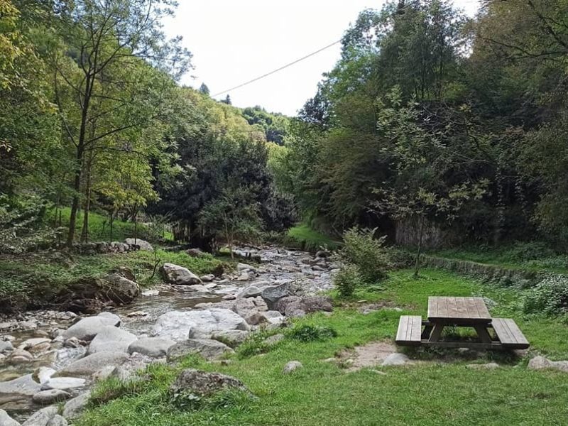 Ein schöner Platz für Picknicks in der Nähe von Sass Corbee, im Val Sanagra