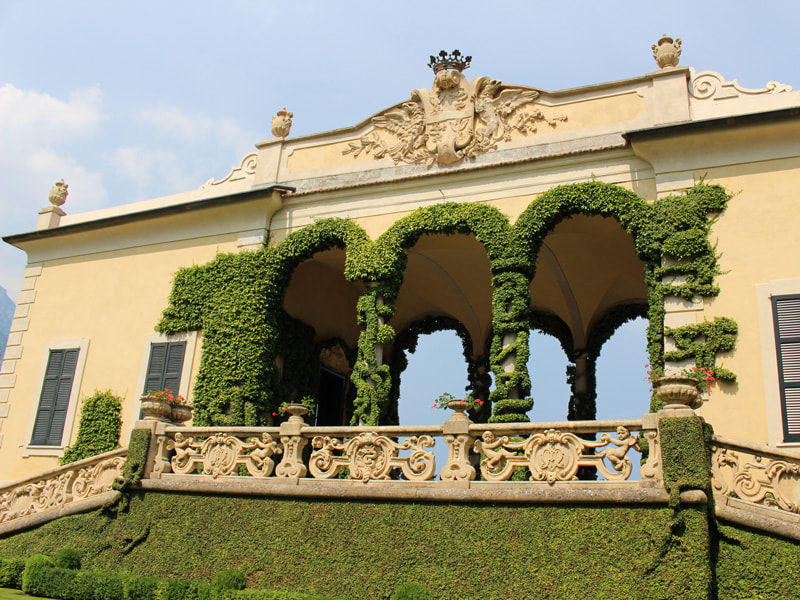 Der Säulengang im Inneren des Komplexes Villa Balbianello