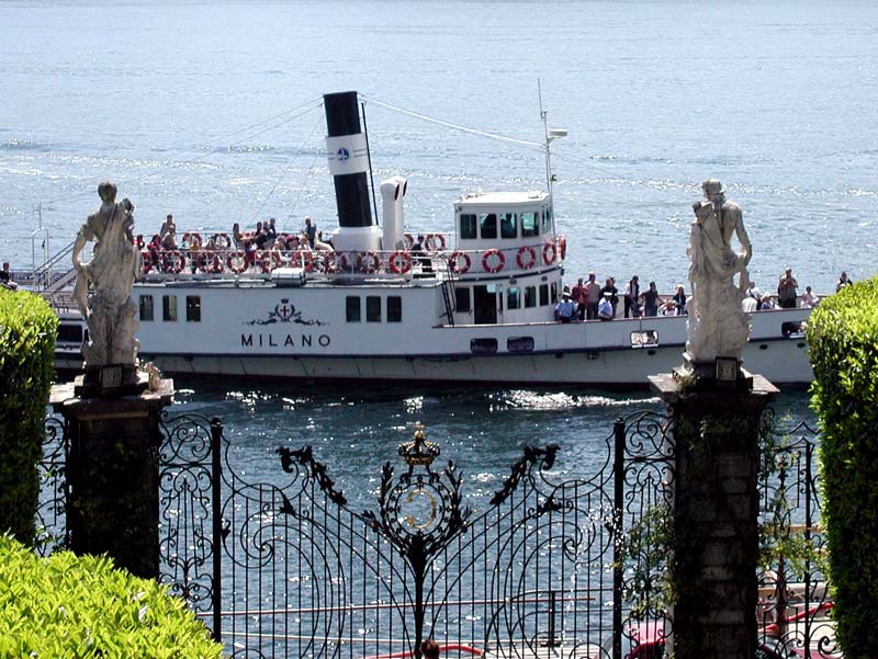 Boot am Eingang der Villa Carlotta
