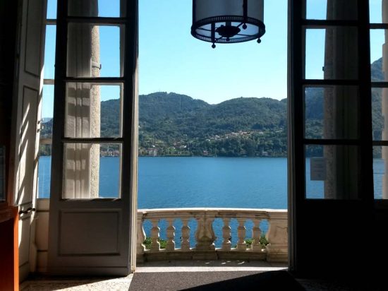 Blick auf den See aus dem Inneren der Villa Carlotta