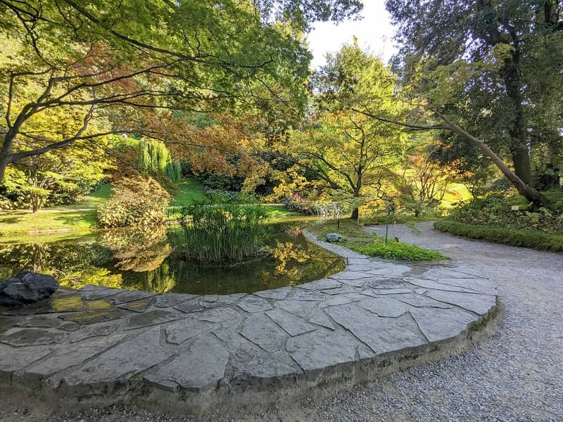 Teich im japanischen Stil in den Gärten der Villa Melzi